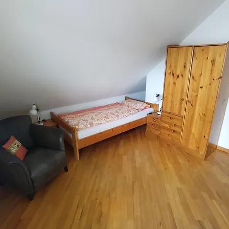 Moebliertes Zimmer, Pluederhausen *